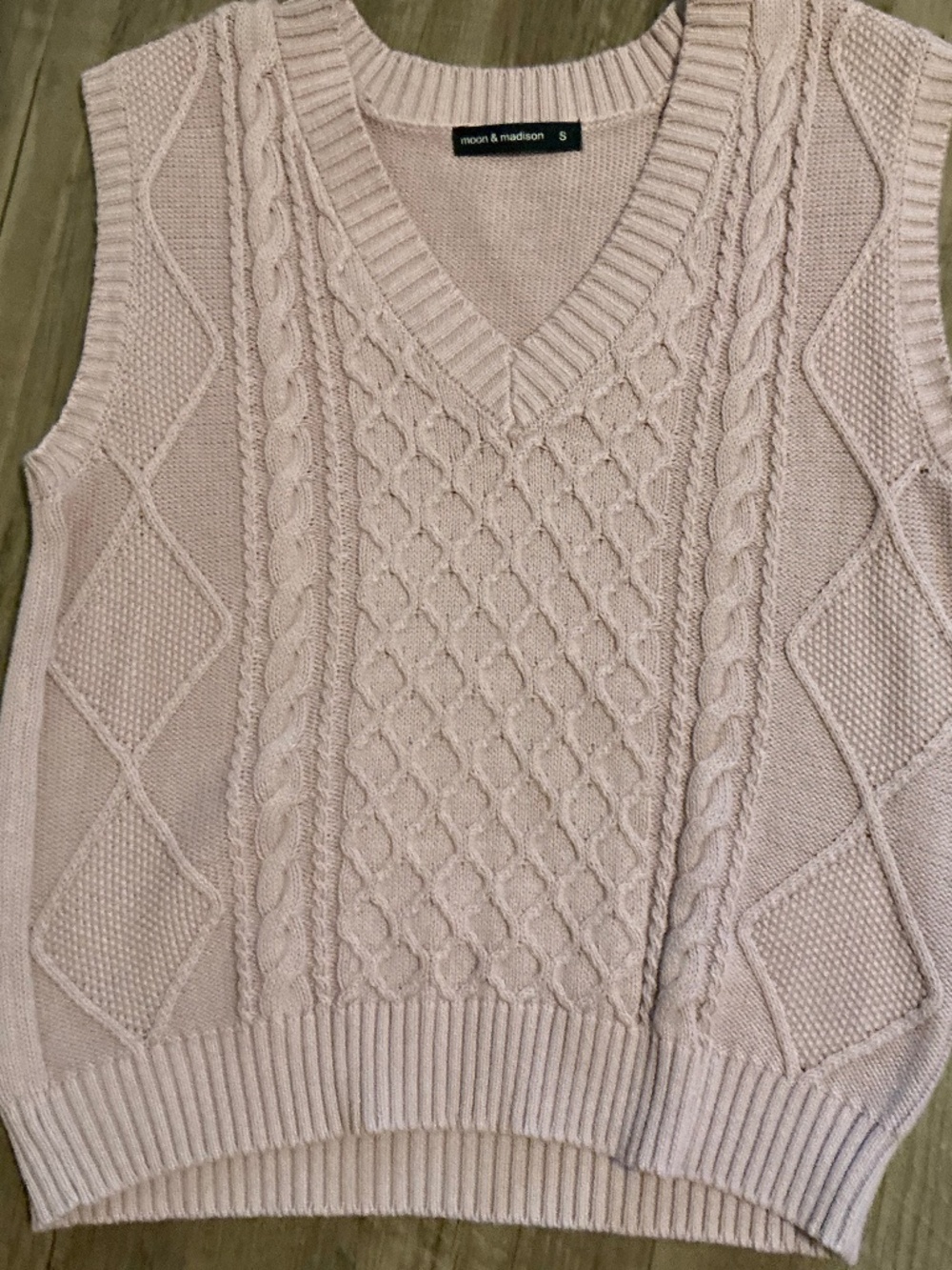 Moo & Madison beige cable-knit V-neck sweater vest, size S